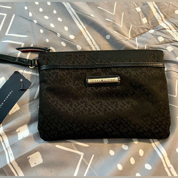 Tommy Hilfiger black wristlet 9” x 6” NEW with tags - Picture 1 of 11